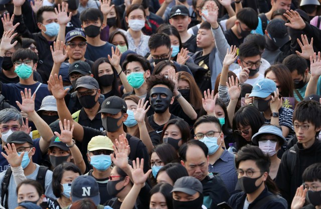 Demonstran anti pemerintah pada saat aksi "Menolak Lupa" di Hong Kong, China, Minggu (1/12). Foto:  REUTERS/Marko Djurica