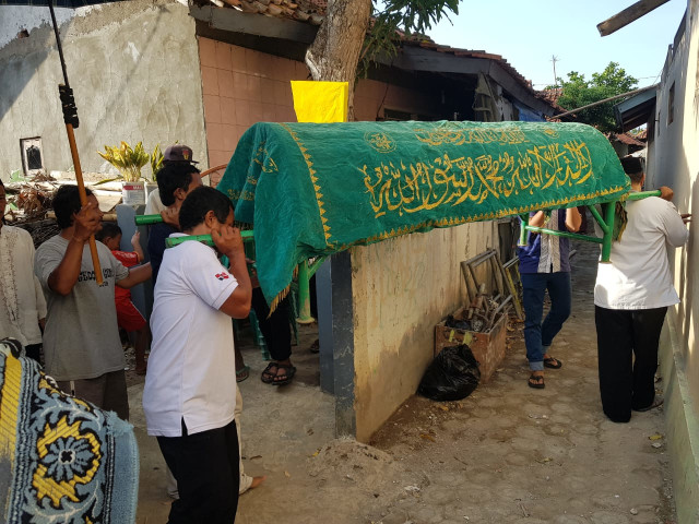 Jenazah Mahasiswa UIN Jakarta, Nurul Faqih dimakamkan di TPU Desa Krasak, Kecamatan Jatibarang, Kabupaten Indramayu, Jawa Barat pada Minggu (01/12/2019). (Nafis)