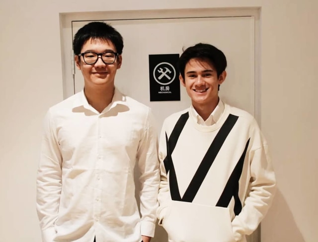 Marco Andono Sie dan Alex Brown, remaja SMA yang bikin media berteknologi AI bernama XSNews. Foto: Smarter.Me/Instagram