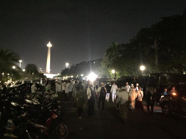 Foto: Subuh Berjemaah Massa Reuni 212 Di Monas | Kumparan.com