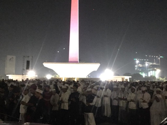 Foto: Subuh Berjemaah Massa Reuni 212 Di Monas | Kumparan.com