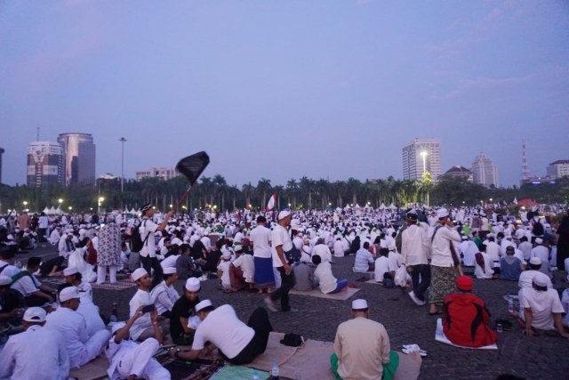 Massa Reuni 212 Putihkan Monas (94876)