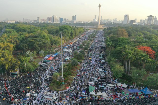Foto udara massa Reuni 212 memadati lapangan Monas, Jakarta Pusat, Senin (2/12). Foto: Irfan Adi Saputra/kumparan 