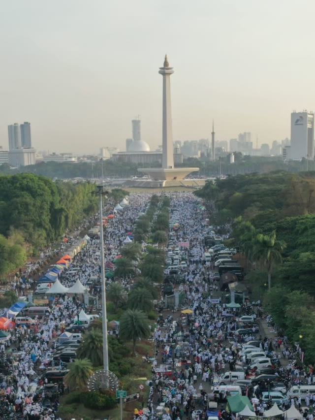 Foto udara massa Reuni 212 memadati lapangan Monas, Jakarta Pusat, Senin (2/12).  Foto: Irfan Adi Saputra/kumparan 