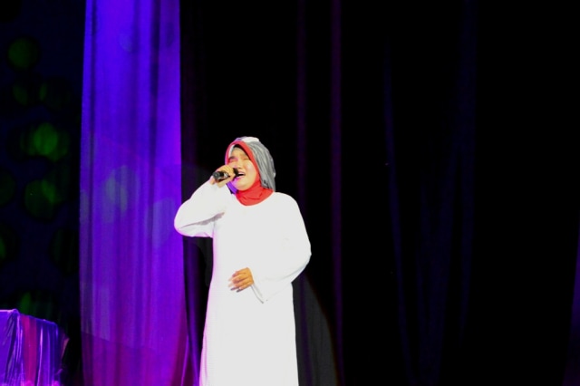 Kiki saat tampil membawakan lagu Time to Say Goodbye. Dok. UKWMS