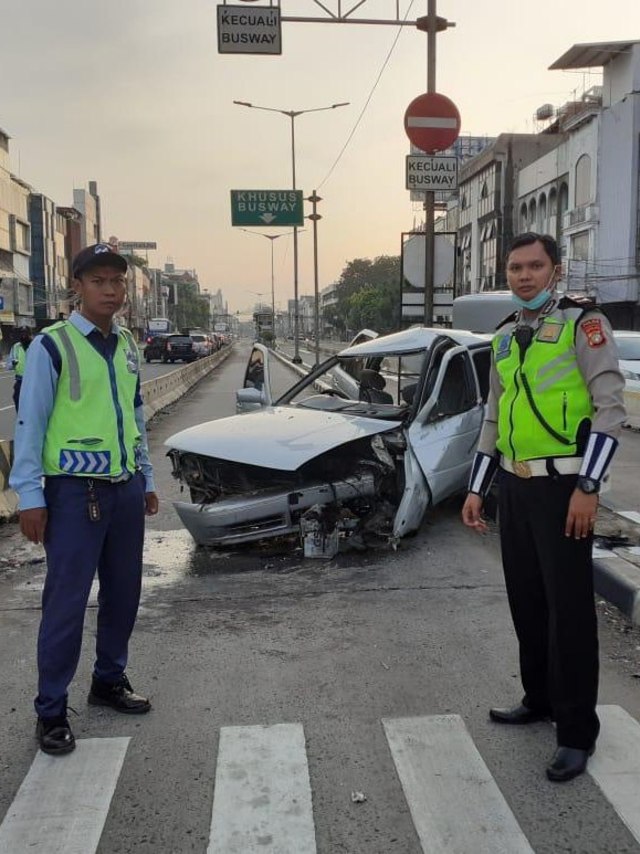 Kondisi sedan peserta Reuni 212 yang tabrak separator busway.  Foto: Dok. Lantas 