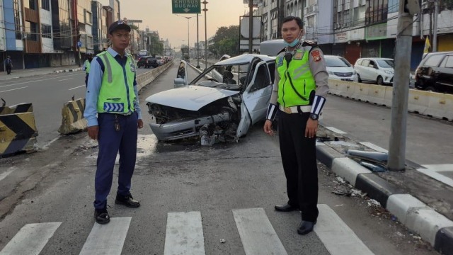 Sedan peserta Reuni 212 yang tabrak separator busway