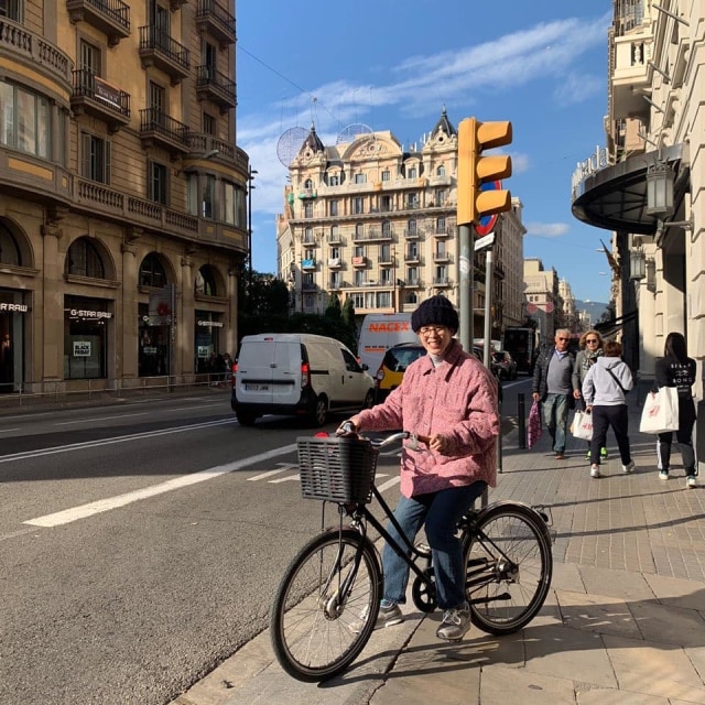 PO Block B tampak menikmati liburannya di Spanyol dengan mengelilingi Kota Barcelona menggunakan sepeda. Foto: Instagram @pyojihoon_official