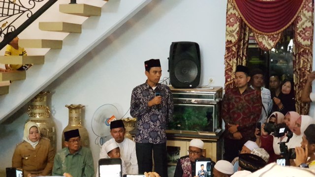Sambutan Ustad Abdul Somad di kediaman H. Muhammad Rakhman di Pangkalan Bun. (Foto: Joko Hardyono)