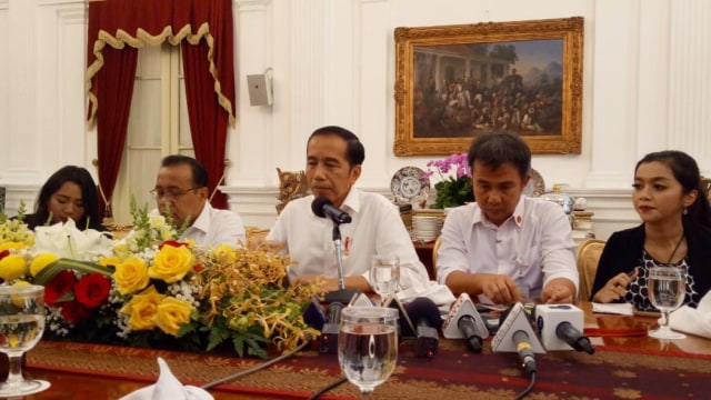 Presiden Joko Widodo (tengah) menjawab pertanyaan wartawan di Istana Merdeka. Foto: Fahrian Saleh/kumparan 