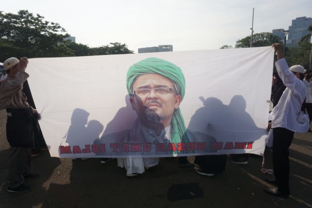Bendera bergambar Habib Rizieq Shihab dibawa peserta Reuni 212 di Lapangan Monas, Jakarta, Senin (2/12).   Foto: Nugroho Sejati/kumparan 