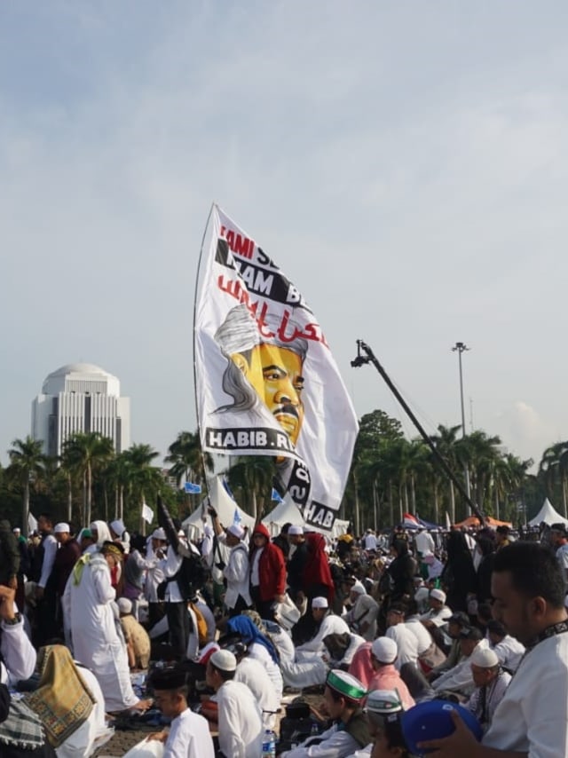 Bendera bergambar Habib Rizieq Shihab dibawa peserta Reuni 212 di Lapangan Monas, Jakarta, Senin (2/12).  Foto: Nugroho Sejati/kumparan 