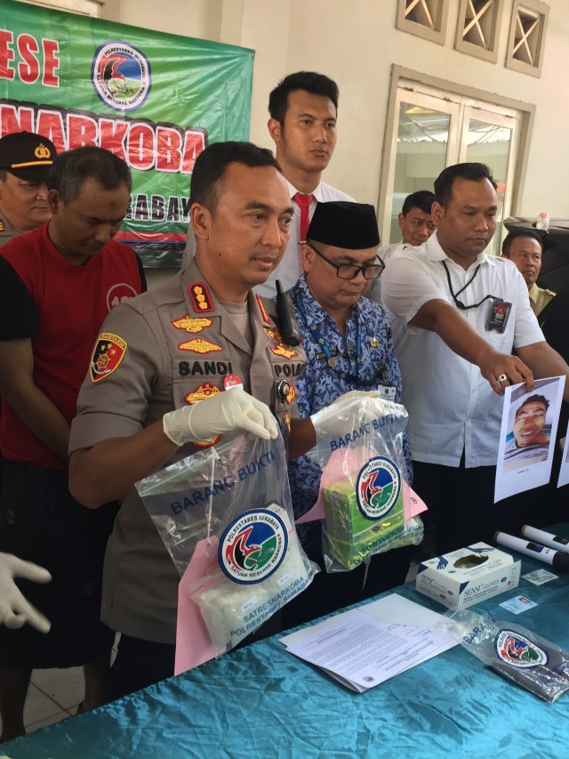 Polrestabes menunjukkan barang bukti dan tersangka jaringan pengedar sabu internasional Malaysia-Indonesia di Mapolrestabes Surabaya.  Foto: Yuana Fatwalloh/kumparan 