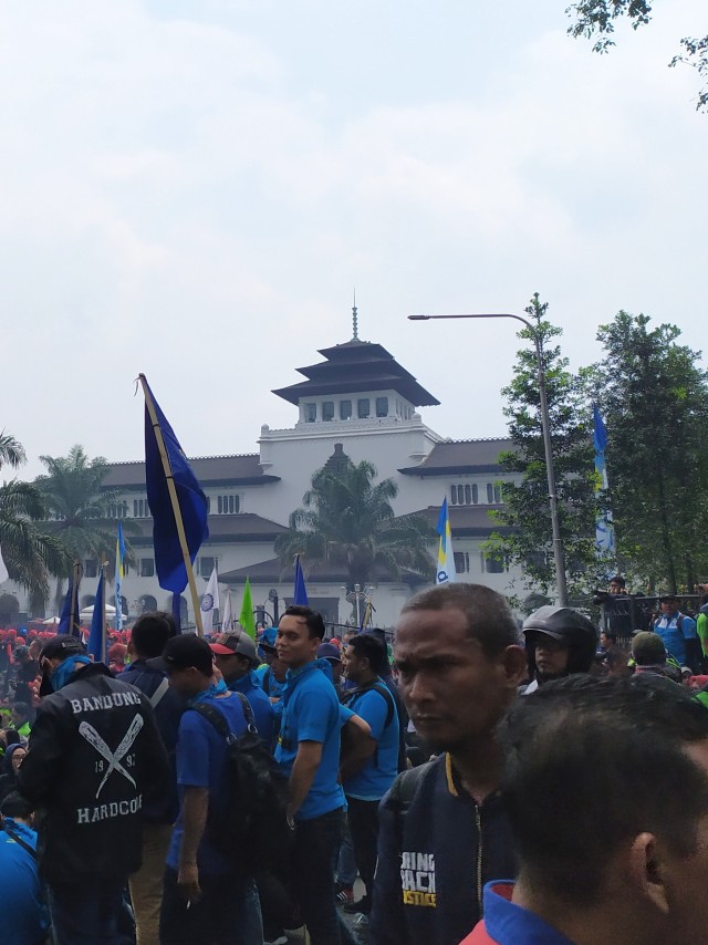 Buruh menggelar aksi di halaman Gedung Sate, Kota Bandung, Senin (2/12). Foto: Rachmadi Rasyad/kumparan 