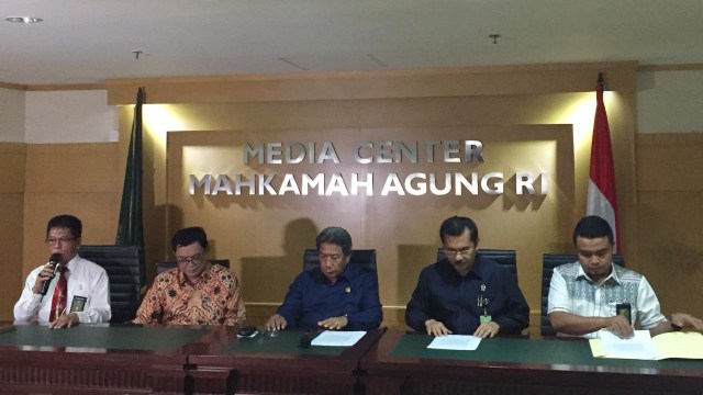 Konferensi Pers MA terkait meninggalnya Hakim PN Medan Jamaluddin di MA, Jakarta Pusat, Senin (2/12). Foto: Darin Atiandina/kumparan