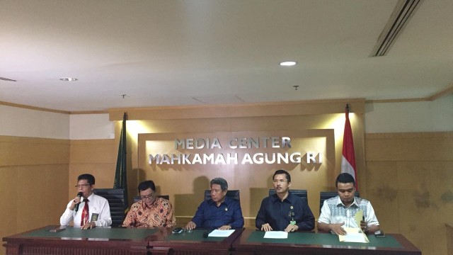 Konferensi Pers MA terkait meninggalnya Hakim PN Medan Jamaluddin di MA, Jakarta Pusat, Senin (2/12). Foto: Darin Atiandina/kumparan