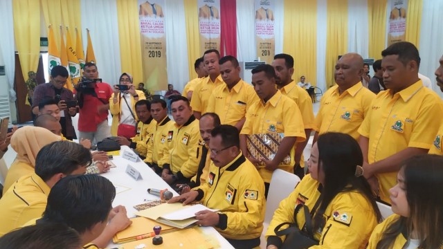 Politisi Golkar Derek Loupatty menyerahkan formulir