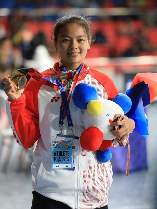 Atlet angkat besi Indonesia Windy Cantika Aisha mendapat medali emas di SEA Games 2019 di Stadion RSMC Nino Aquino, Manila, Filipina. Foto: Dok. NOC Indonesia