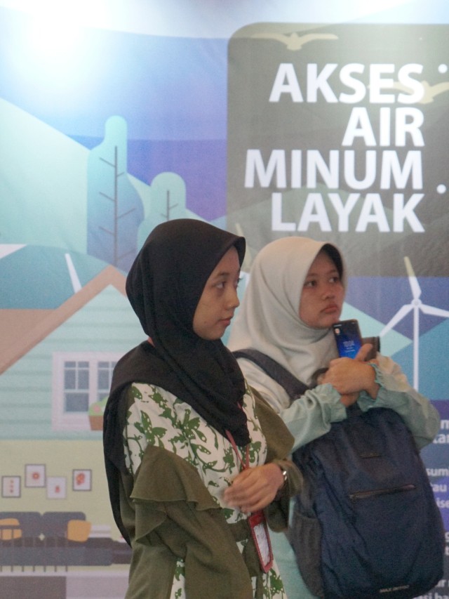 Pengunjung mengamati mural edukasi pada acara konferensi Sanitasi dan Air Minum Nasional 2019 di Hotel Kempinski, Jakarta. Foto: Helmi Afandi Abdullah/kumparan 