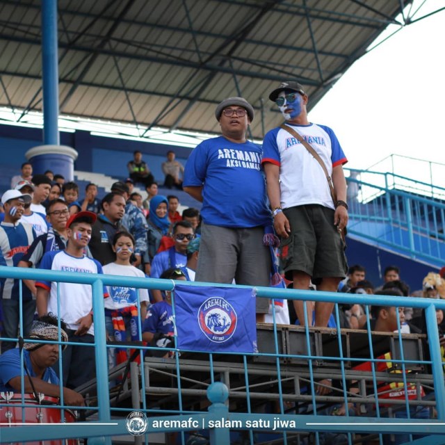 El Kepet (kiri) saat hadir menjadi dirigen saat Arema FC melawan Kalteng Putra. Foto: dokumen Arema FC.