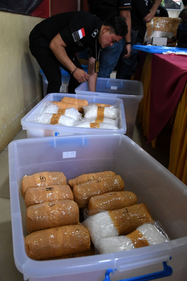 Polisi menata barang bukti narkotika jenis sabu dalam gelar perkara pengungkapan jaringan narkotika Nigeria-Indonesia di Rumah Sakit Bhayangkara Polri. Foto:  ANTARA FOTO/Aditya Pradana Putra