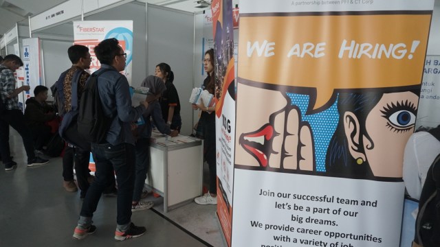 Pengunjung mencari informasi lowongan pekerjaan di Mega Career Expo 2019 di Stadion Utama Gelora Bung Karno, Jakarta (2/12). Foto: Iqbal Firdaus/kumparan 