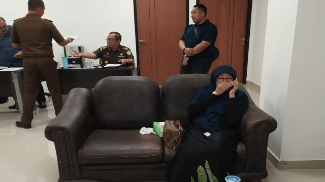 SUASANA usai penangkapan Tutin Apriyani, buronan kasus penggelapan uang penjualan tiket Garuda Indonesia  di Denpasar, Senin, 2 Desember 2019, di Kantor Kejati Riau. 