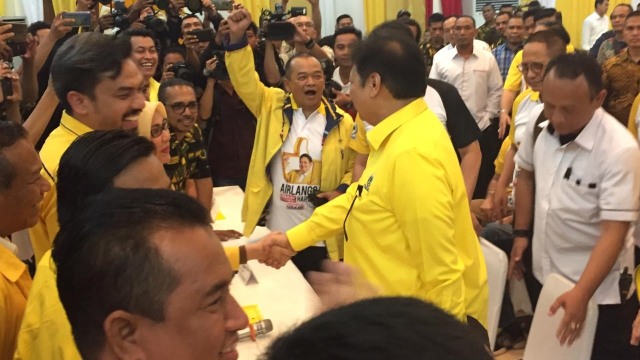 Ketum petahana Airlangga Hartarto mengembalikan formulir pendaftaran sebagai caketum Golkar 2019-2024. Foto: Rafyq Panjaitan/kumparan