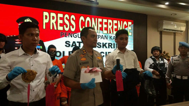 Kapolresta Cirebon AKBP M Syahduddi saat memberikan keterangan pers terkait kasus pembajakan truk bermuatan ribuan kaleng susu kental manis di Tol Palikanci. (Ciremaitoday)