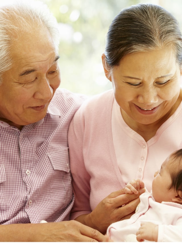 Ilustrasi kakek nenek mengurus bayi-Potrait Foto: Shutterstock