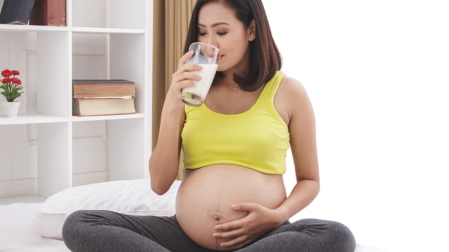 ibu hamil minum susu 2.jpg
