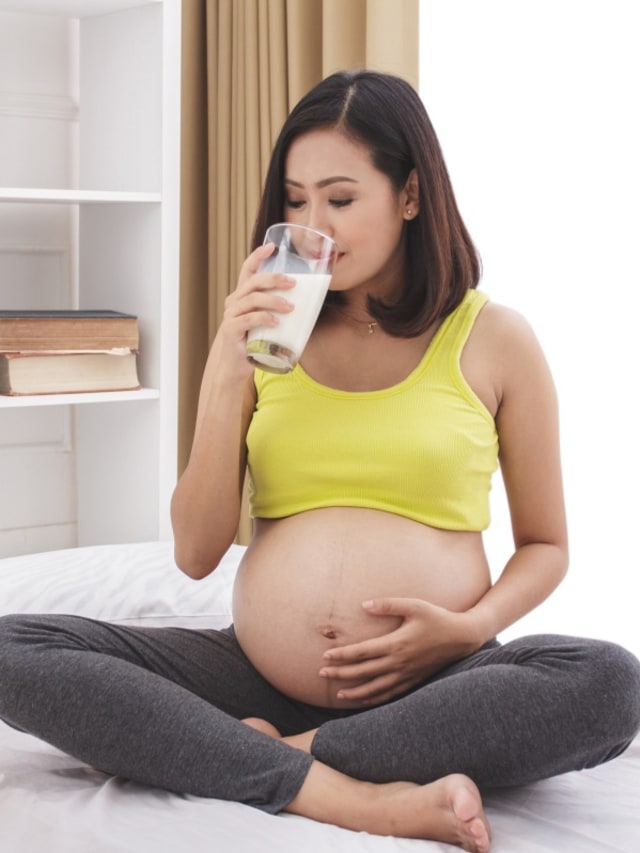 ilustrasi ibu hamil minum susu Foto: Shutterstock