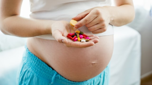 ibu hamil minum obat dan vitamin.jpg