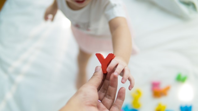 Ilustrasi bayi senang menjatuhkan mainan atau barang