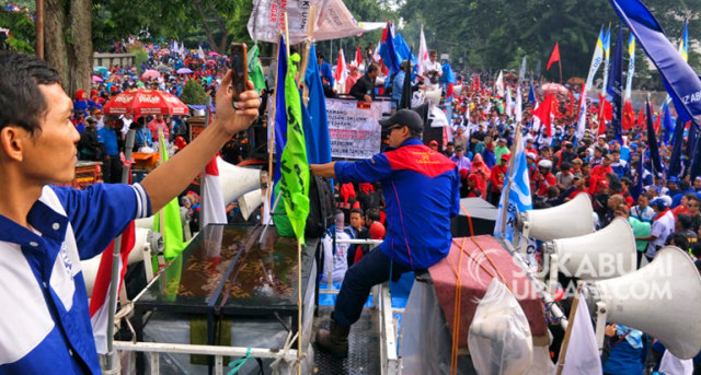 Ribuan buruh se-Jawa Barat melangsungkan aksi unjuk rasa di Gedung Sate Bandung, Senin (2/12/2019). | Sumber Foto:Istimewa.