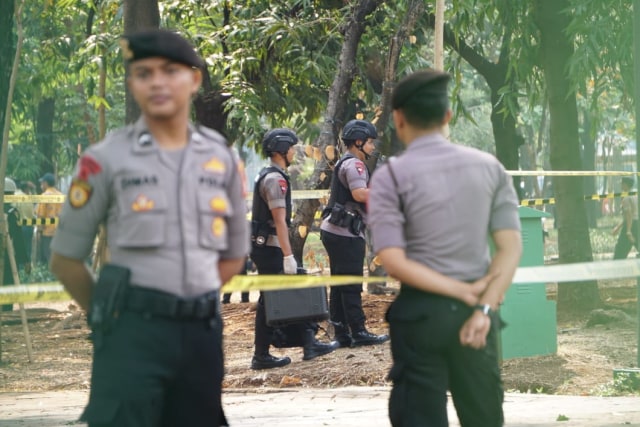 Olah TKP, ledakan di Monas