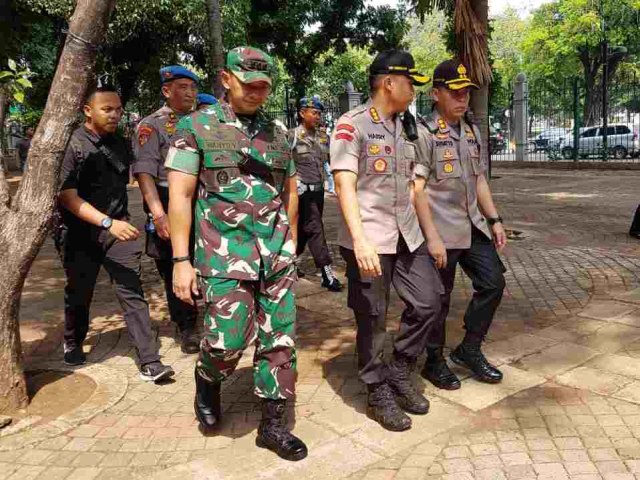 Kapolres Jakarta Pusat, Kombes Pol Harry Kurniawan (tengah), meninjau lokasi ledakan di Monas, Selasa (3/11/2019). Foto: Efira Tamara Thenu/kumparan