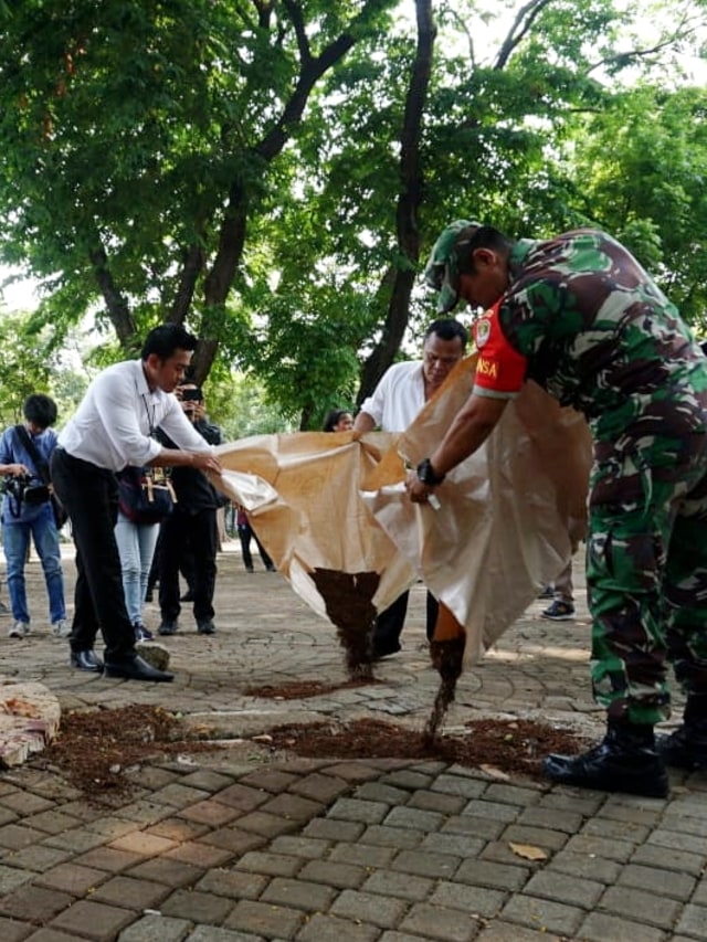 Anggota TNI menutup lokasi bekas ledakan di Monas, Jakarta Pusat, dengan tanah. Foto: Jamal Ramadhan/kumparan