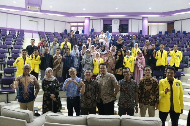 Sesi foto Bersama Pemateri Talkshow dalam acara MILAD HIMMPAS UI KE 6