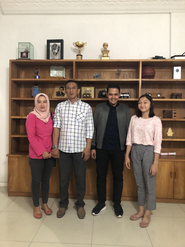 Abdul Hakim saat menemui keluarga Shalfa di Kota Kediri, Senin (2/12) kemarin.
