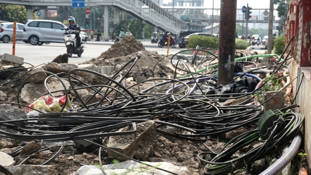 Suasana proyek galian kabel di kawasan Salemba.
 Foto: Iqbal Firdaus/kumparan