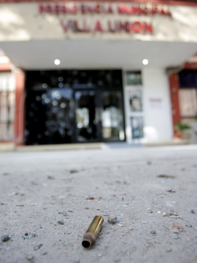 Peluru bekas terlihat di depan kantor wai kota di kotamadya Villa Union, negara bagian Coahuila, Meksiko. Foto: REUTERS/Daniel Becerril