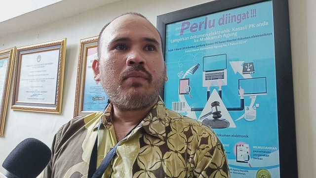 Arya Satria Claproth Suami Karen Pooroe