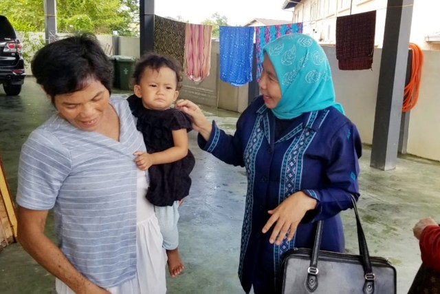 Sekdaprov Sumut Sabrina menjemput Mildah Situmorang dan kelima anaknya di tempat penampungan sementara milik KJRI di Kuching, Serawak, Malaysia, Senin (2/12). Foto : Istimewa