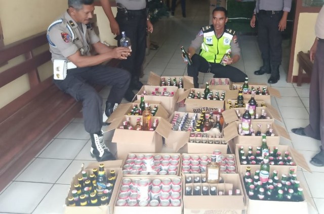 390 botol miras campuran yang disita dari 4 kios di Pasar Rakyat Entrop, Kota Jayapura. (Dok: Polsek Jayapura Selatan)