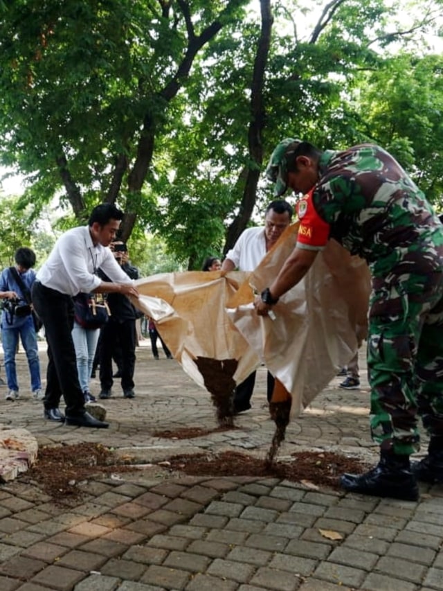 Anggota TNI menutup lokasi bekas ledakan di Monas, Jakarta Pusat, dengan tanah. Foto: Jamal Ramadhan/kumparan
