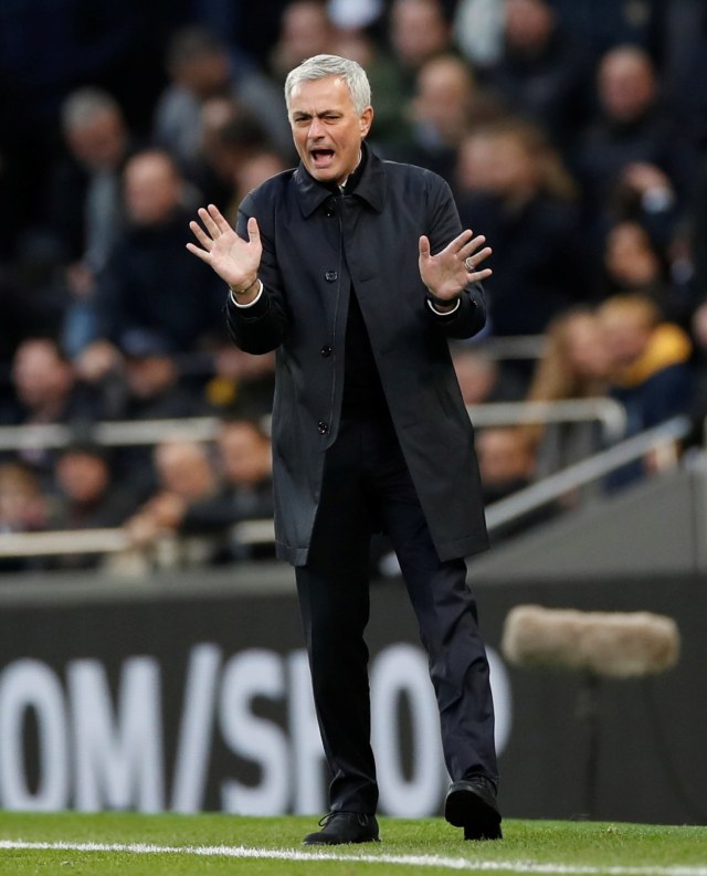 Jose Mourinho memberi instruksi kepada pemain-pemain Tottenham. Foto: Reuters/David Klein