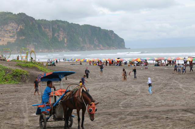 Pantai Parangtritis di Kabupaten Bantul, Yogyakarta jadi destinasi wisata pilihan libur akhir tahun. Foto: Shutterstock