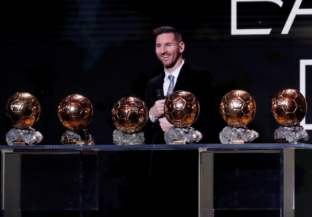 Pemain Timnas Argentina dan FC Barcelona, Lione Messi bersama 6 Penghargaan Ballon d'or di Teater du Chatelet, Paris, Prancis.  Foto: REUTERS / Christian Hartmann