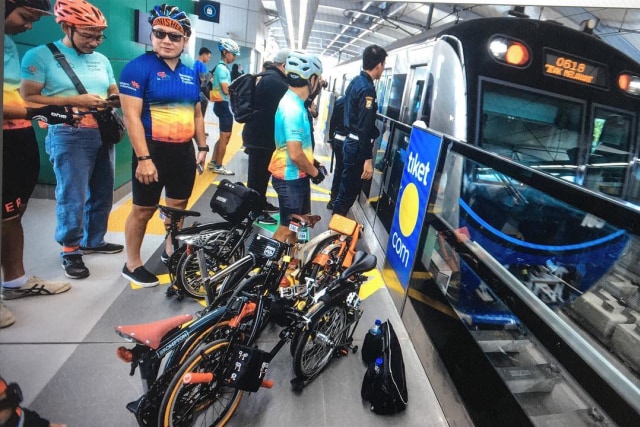 Komunitas sepeda Brompton saat menggunakan moda transportasi MRT.  Foto: Instagram/@tony_hartawan